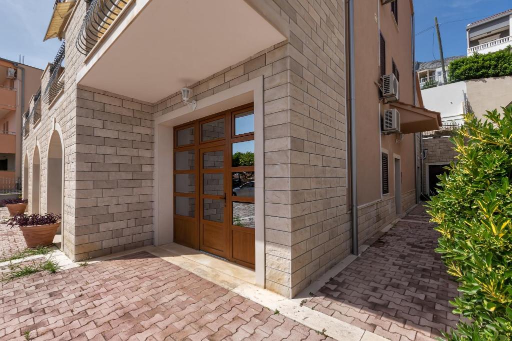 Apartments and rooms with parking space Duce, Omis - 10303 photo 2