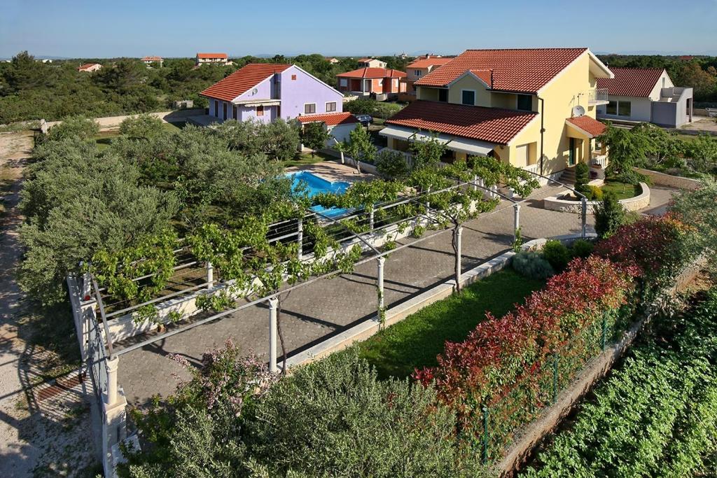 Holiday house with a swimming pool Lozovac, Krka - 11715 photo 1