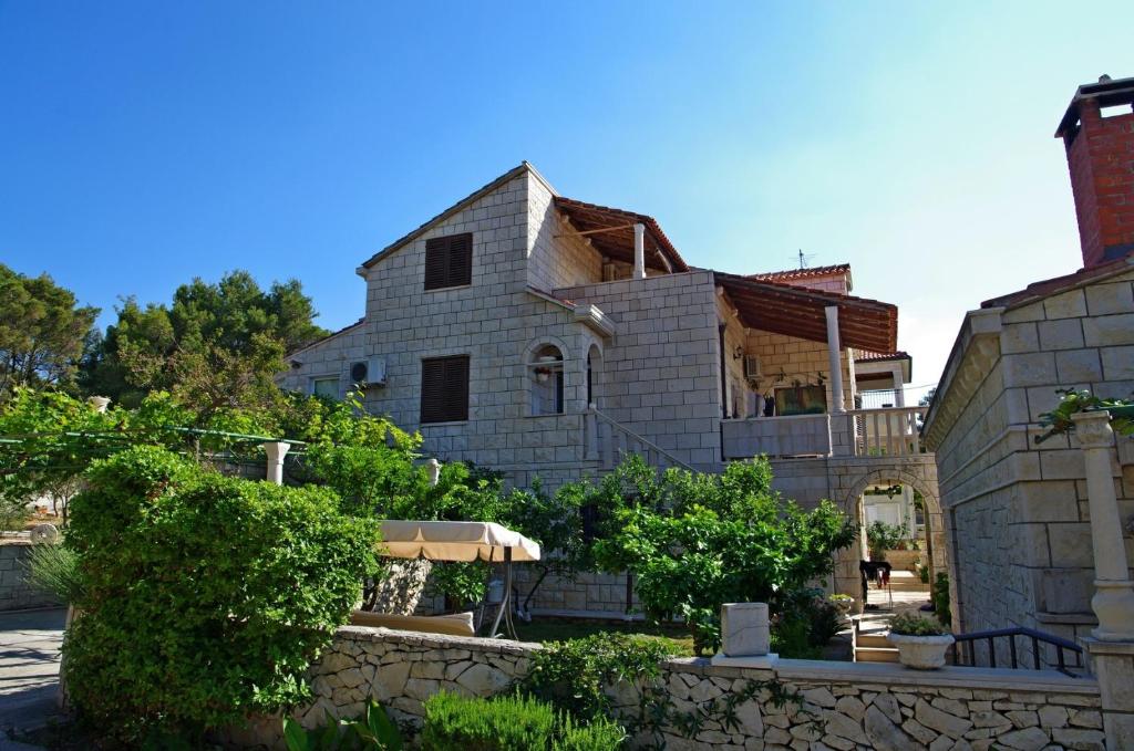 Apartments by the sea Sumartin, Brac - 12036