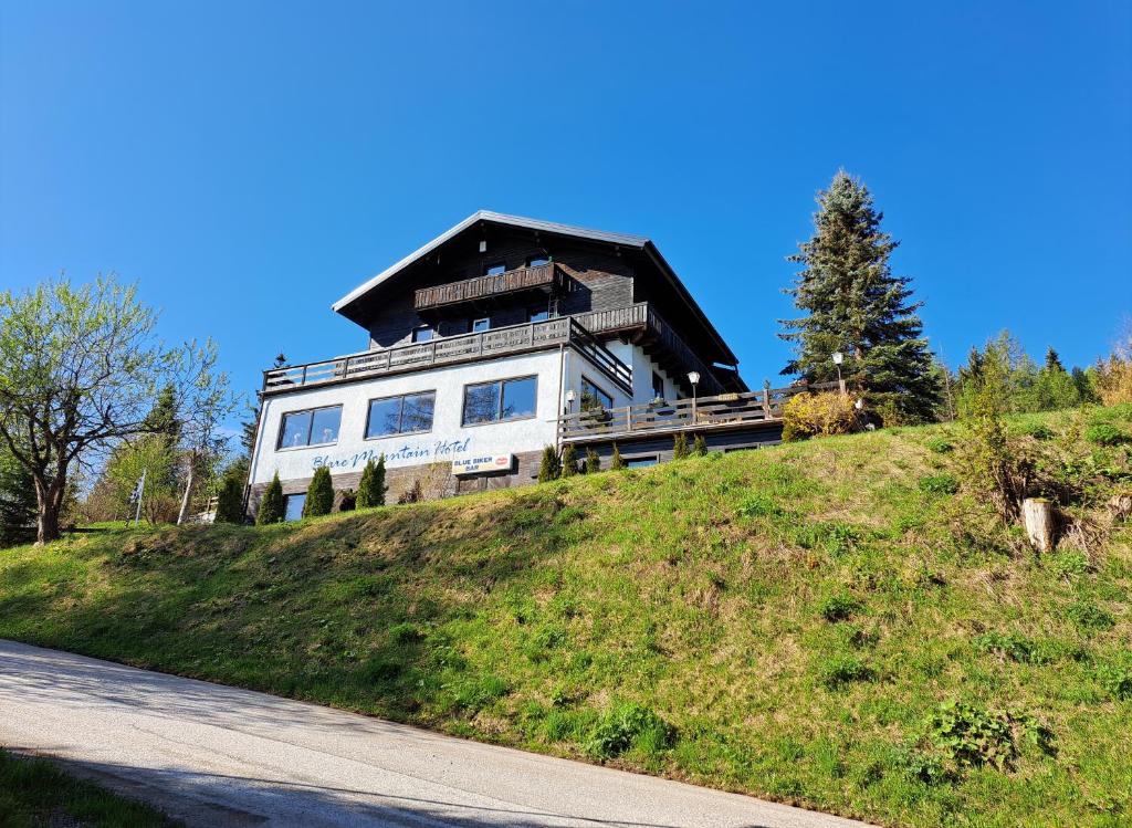 Blue Mountain Hotel photo 2