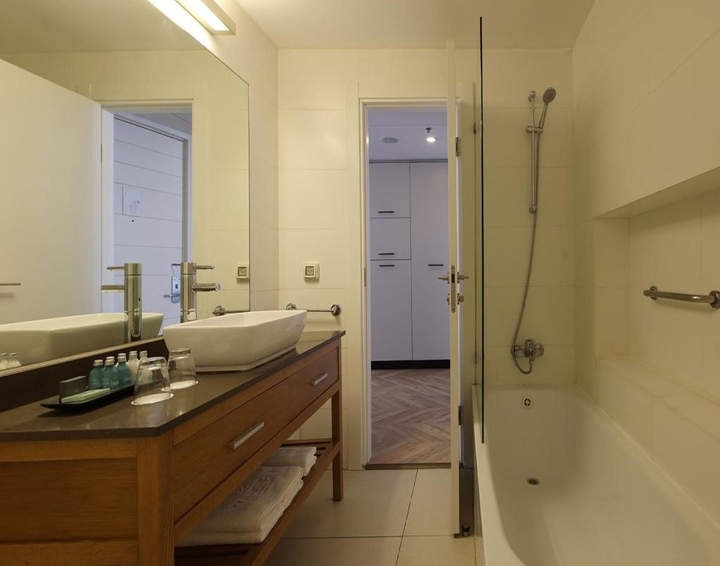 West Tel Aviv- All Suites Hotel By The Sea photo 1