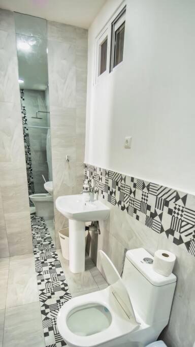 Contemporary Private Studio with Pool and Kitchen photo 3