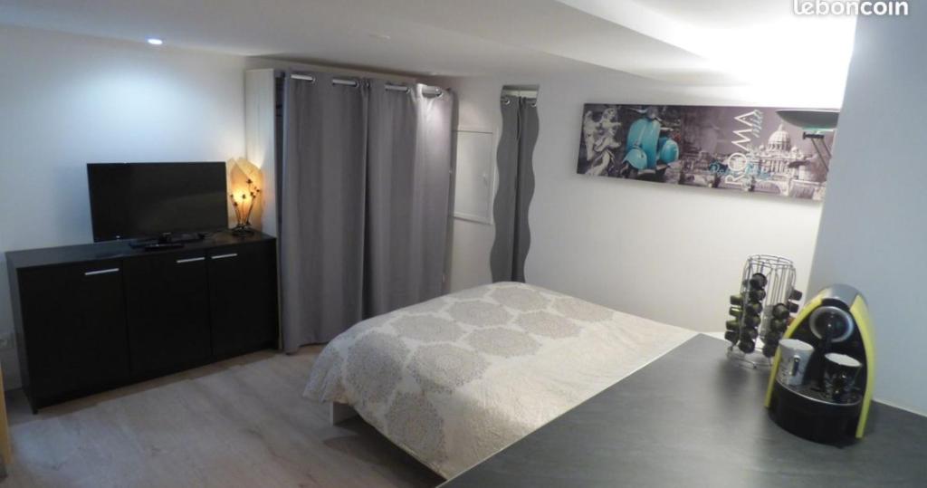 Studio Neuf avec courette privative photo 3