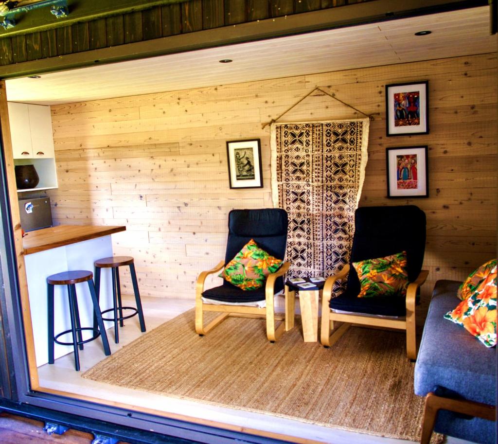 'ARE PEPE one bedroom container style unit photo 3