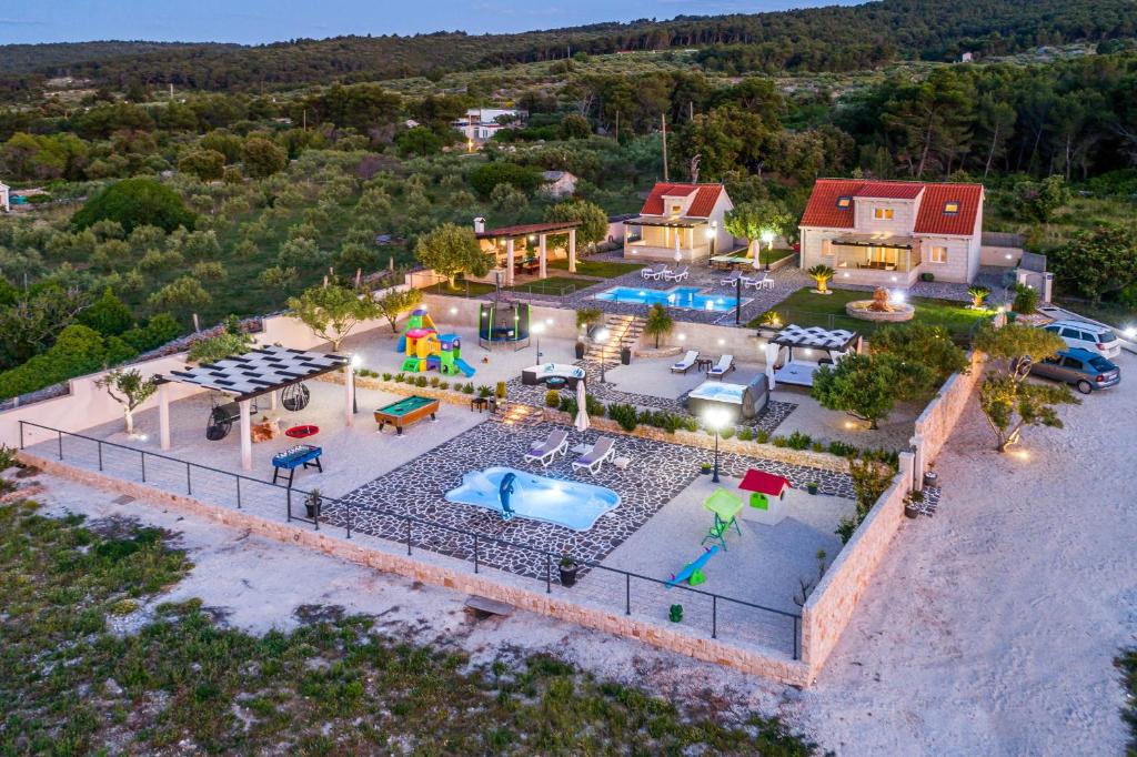 Seaside luxury villa with a swimming pool Supetar, Brac - 12371 photo 1