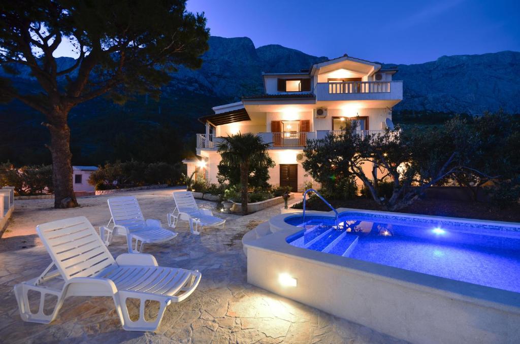 Family friendly apartments with a swimming pool Baska Voda, Makarska - 12442 photo 2