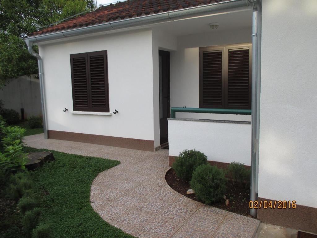 Apartments with WiFi Necujam, Solta - 12500