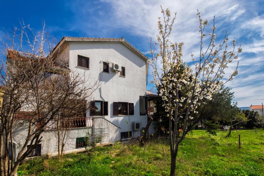 Apartments with a parking space Kastel Sucurac, Kastela - 12815