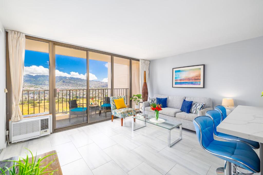 Tropical Retreat Near Waikiki Beach with Parking image