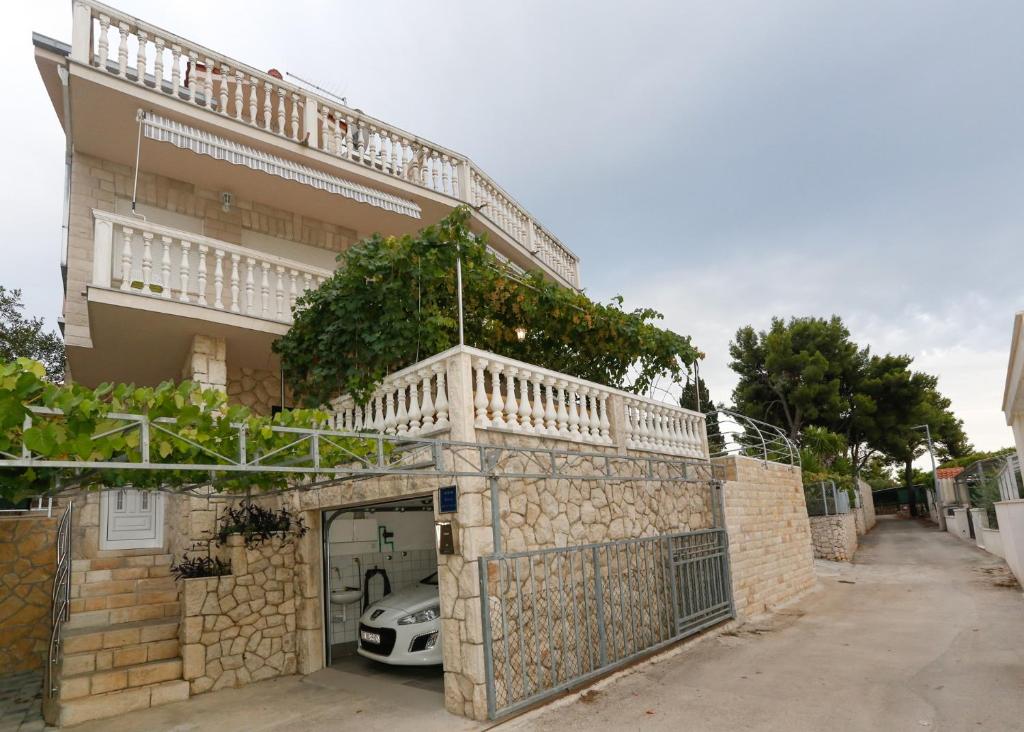Seaside house with a swimming pool Okrug Donji, Ciovo - 13428 photo 2