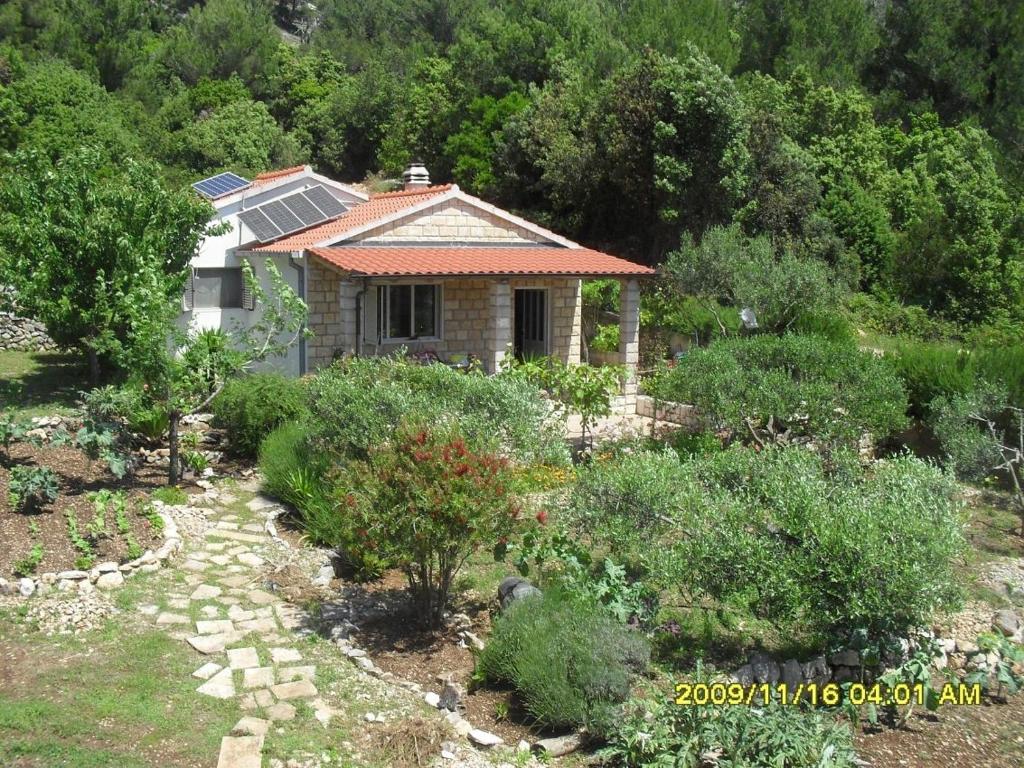 Secluded fisherman's cottage Cove Smokvina, Hvar - 13608 photo 1