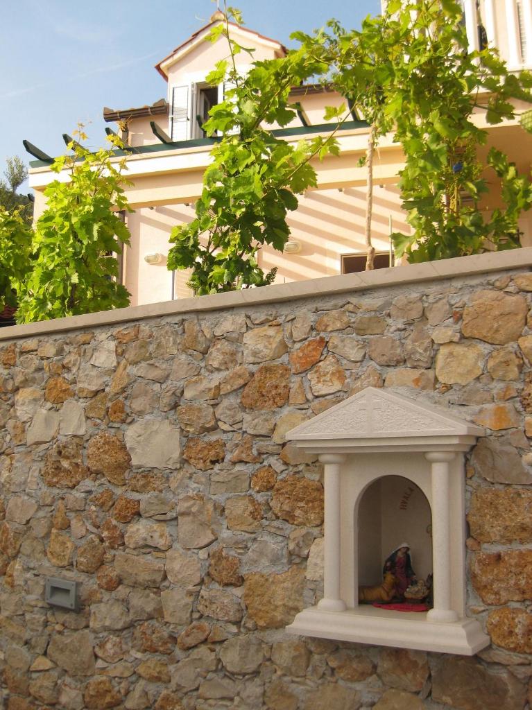 Apartments by the sea Bol, Brac - 13665 photo 2
