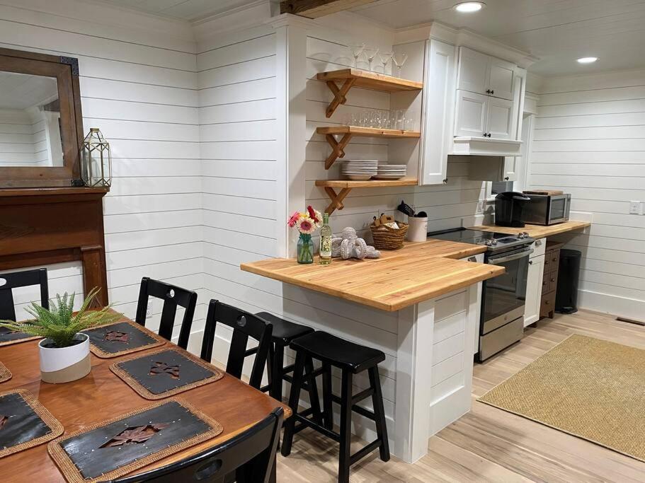 Walk to Bay Street and Historic Downtown Beaufort! Close to Parris Island MCRD!! photo 3