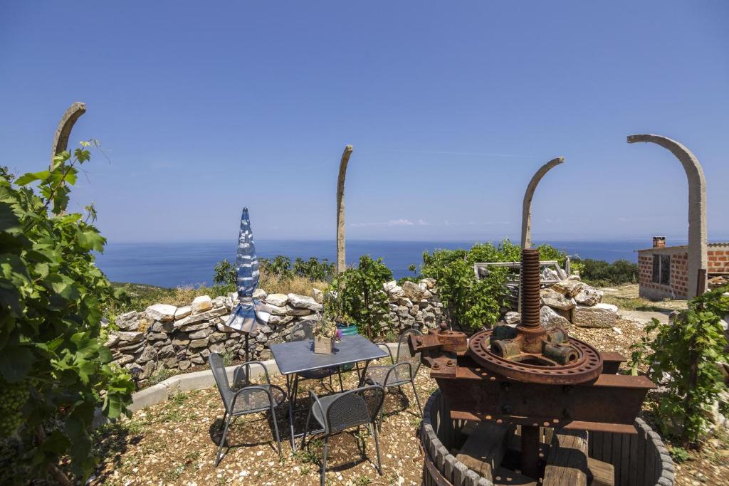 Holiday house with a parking space Okljucna, Vis - 14875 photo 2