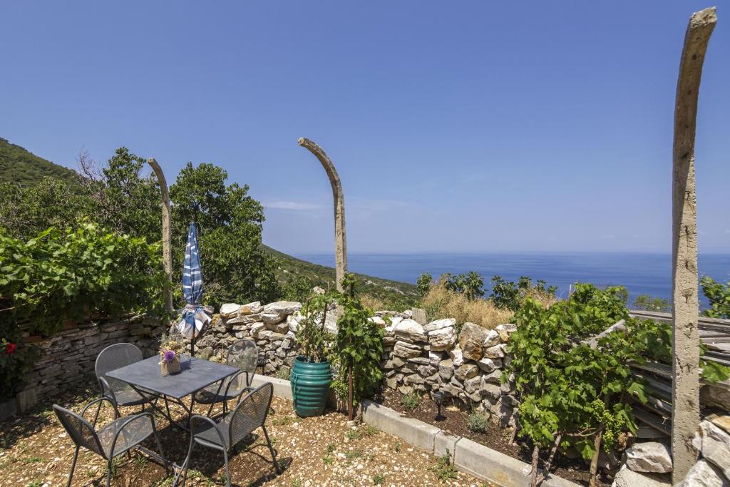 Holiday house with a parking space Okljucna, Vis - 14875 photo 3