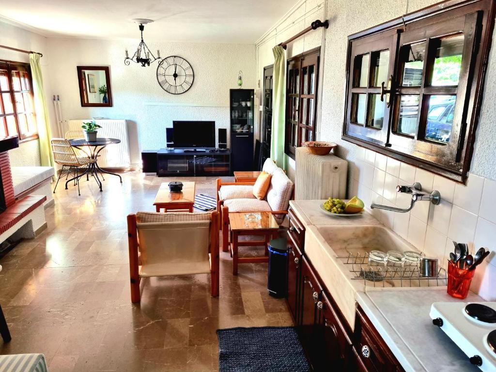 Spacious farmhouse with big yard and fireplace photo 3