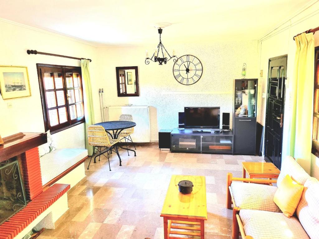 Spacious farmhouse with big yard and fireplace photo 1