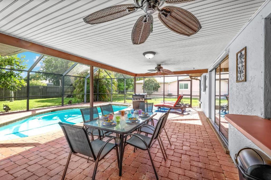 Dream family vacation, pool fun - Villa Florida Flair image