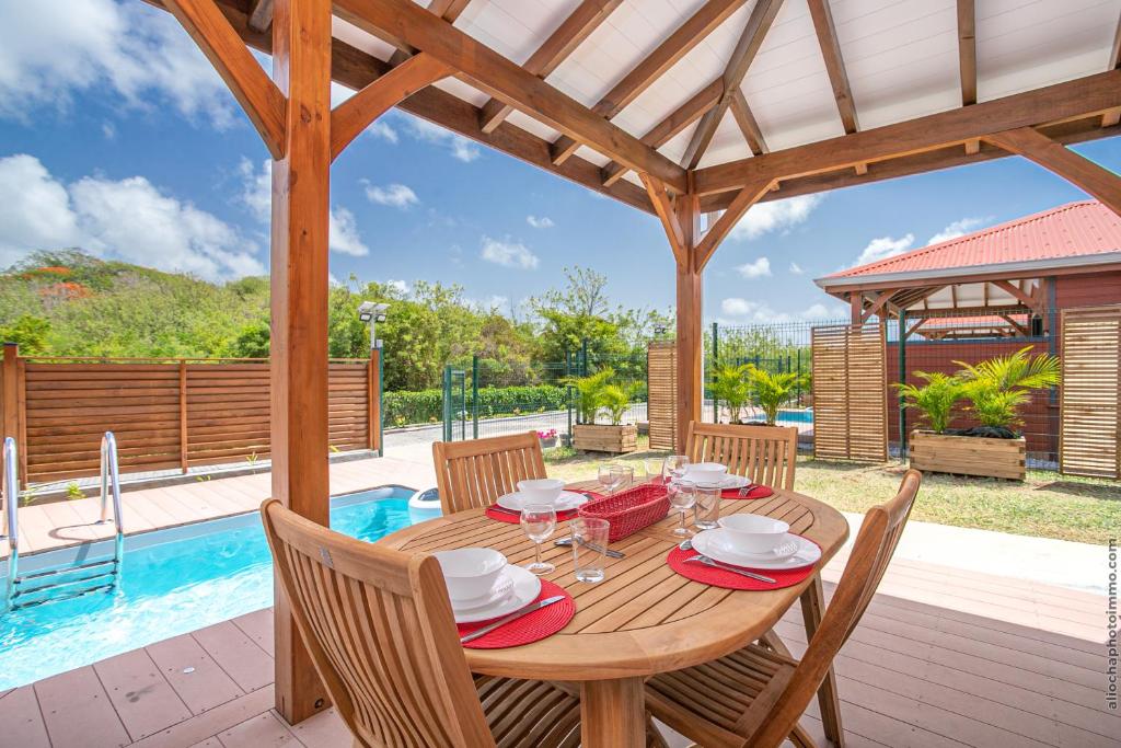 Bungalow Pom 1, piscine, à 5 min des plages photo 2