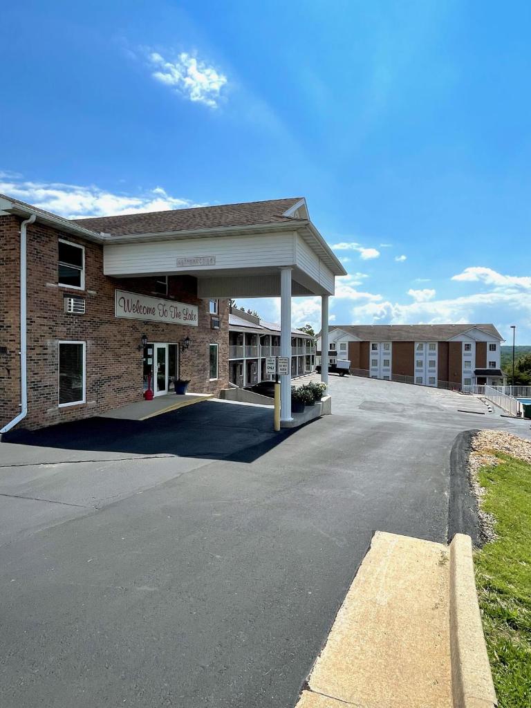 Schmidt's Creek Hotel image