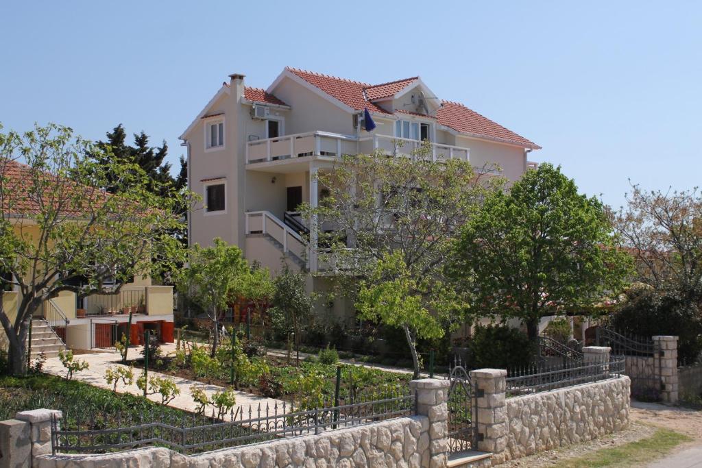 Apartments with a parking space Vrsi - Mulo, Zadar - 3276 photo 1