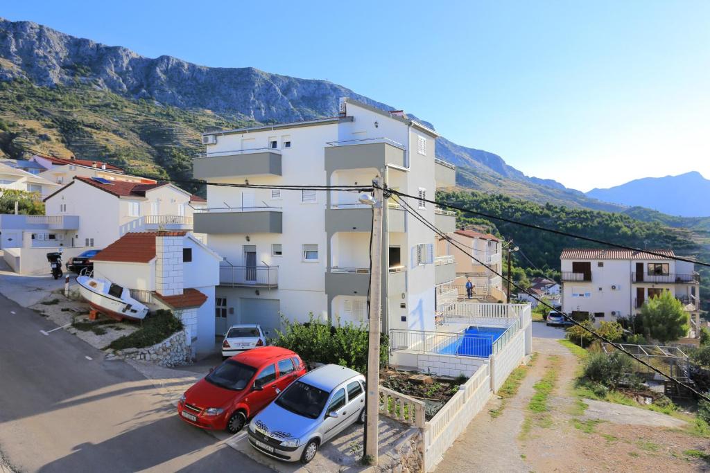 Apartments with a swimming pool Mali Rat (Omis) - 9698 photo 1