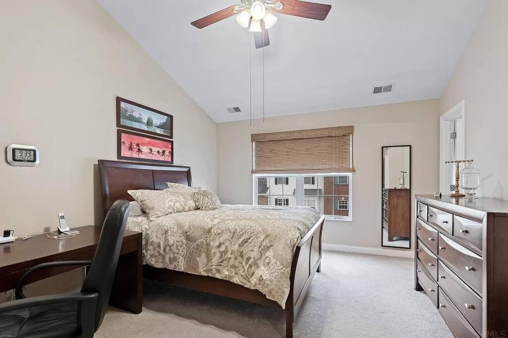 Comfortable Townhouse - Short Stroll to Notre Dame photo 4