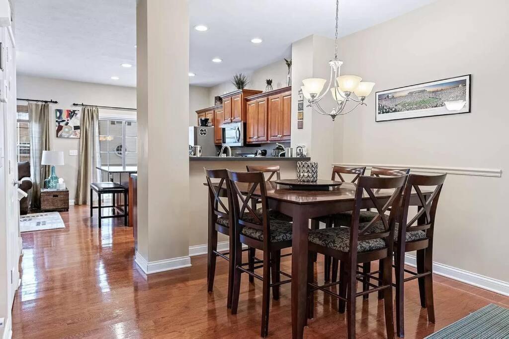 Comfortable Townhouse - Short Stroll to Notre Dame photo 1