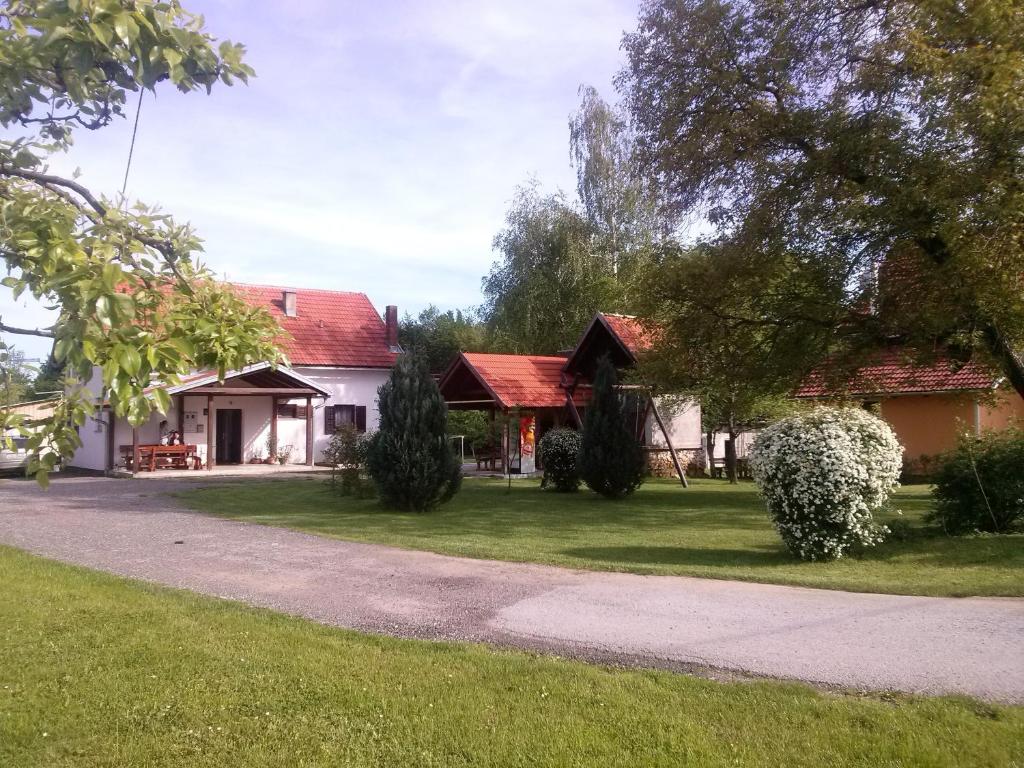 Apartments with a parking space Smoljanac, Plitvice - 12345 photo 1
