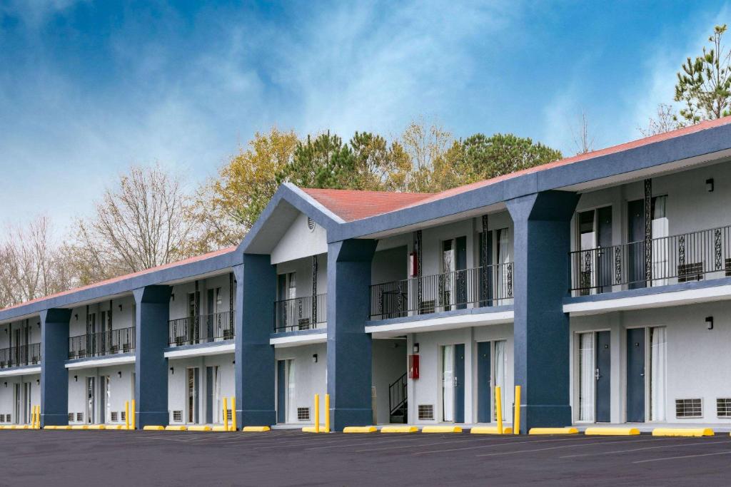 Super 8 by Wyndham Locust Grove image