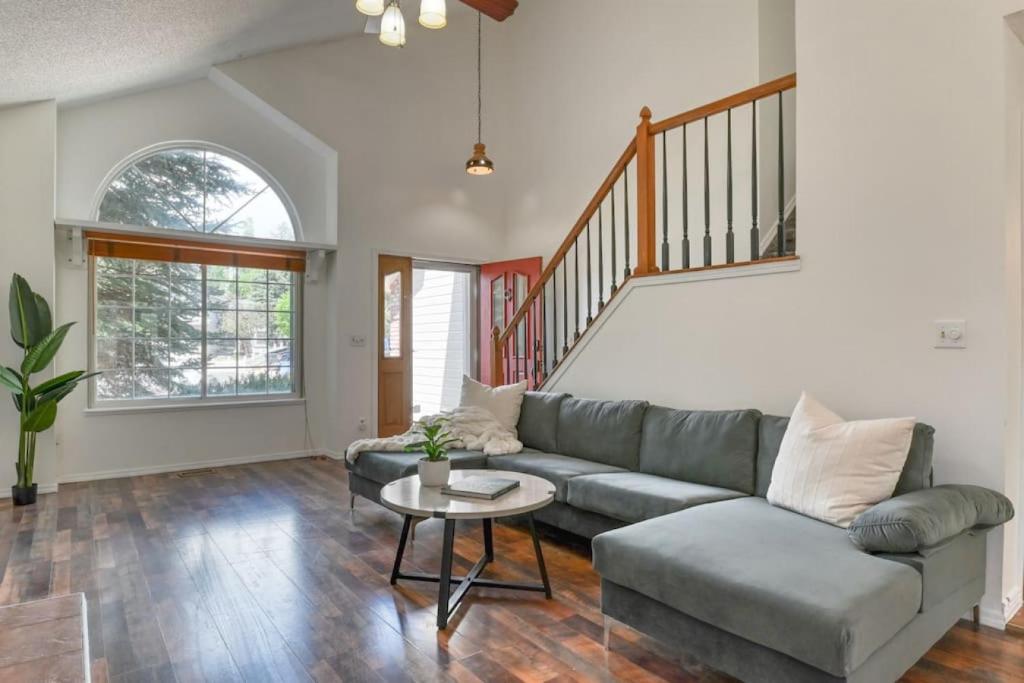 4 Bdrms, fenced back yard, Pool Table and Mtn Views