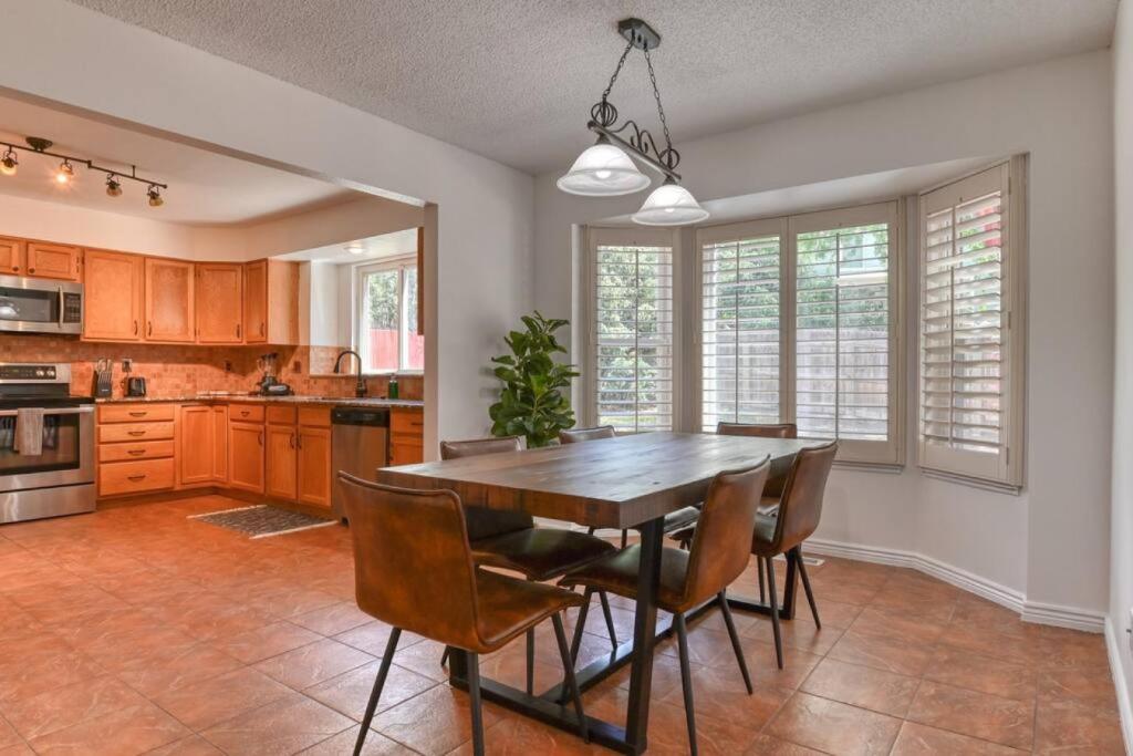 4 Bdrms, fenced back yard, Pool Table and Mtn Views photo 4
