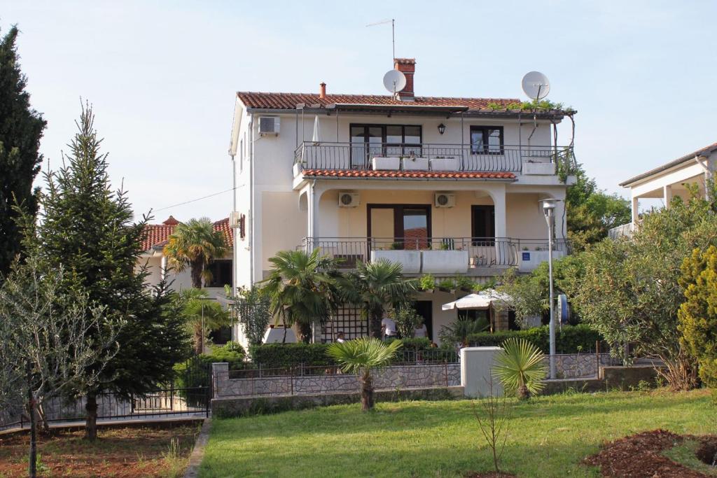 Apartments and rooms with parking space Njivice, Krk - 408 photo 1
