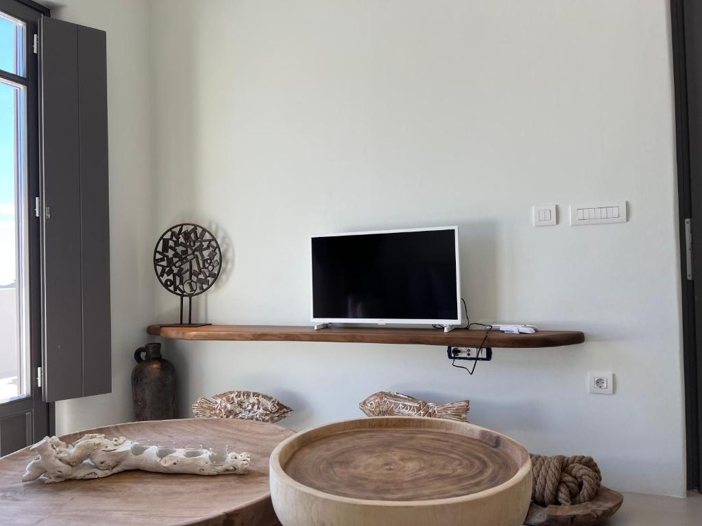 ZETINE SUITES SIKINOs photo 2