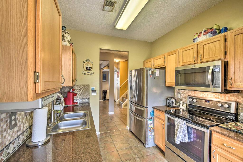 Hampton Home with Fireplace and Close to Beaches! photo 1