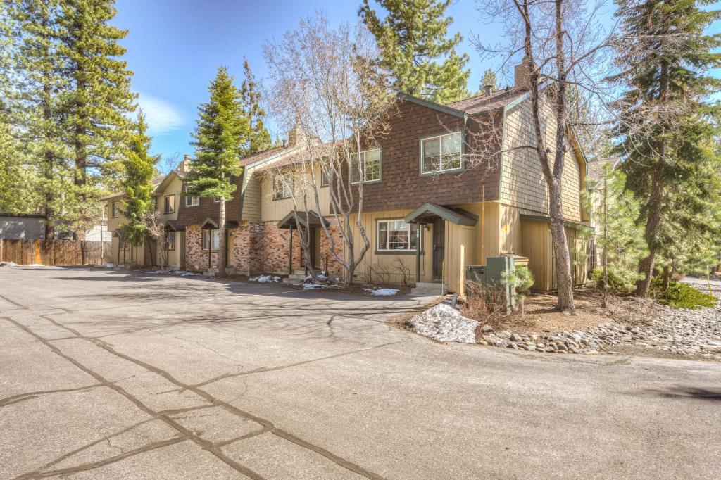Lake Forest Glen Condos
