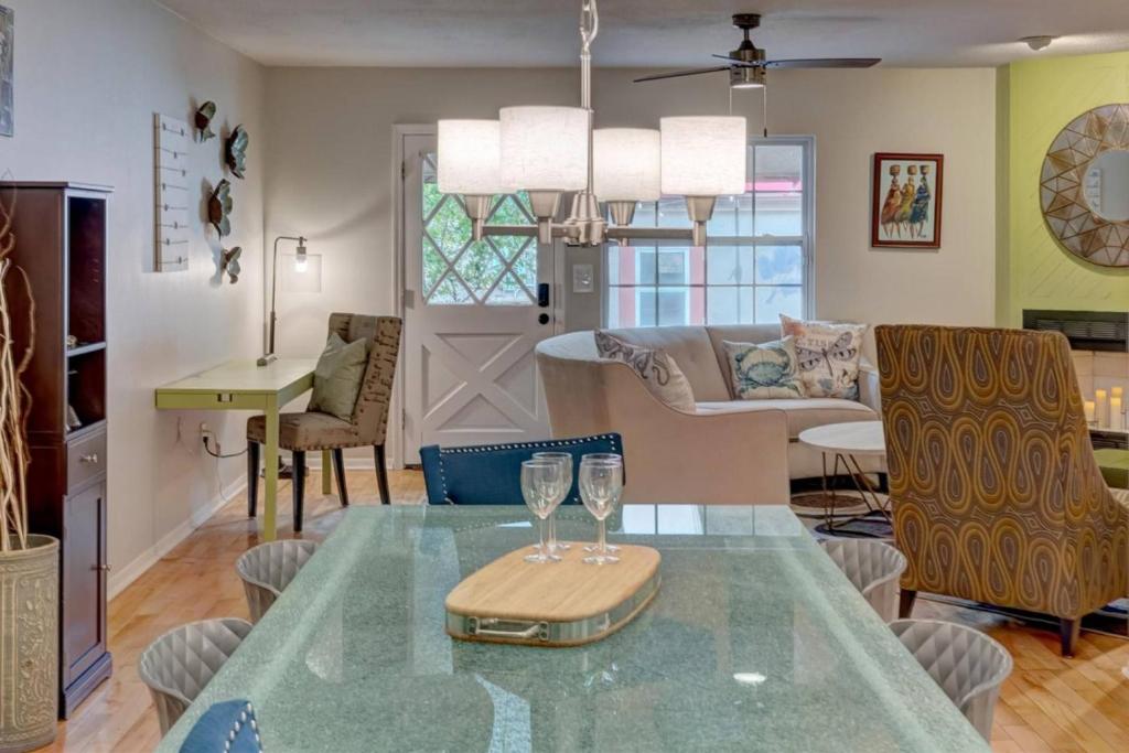 Getaway to iki Tampa is an End Unit Townhome - Close to Tampa Bay & Downtown - Minutes to Airport image