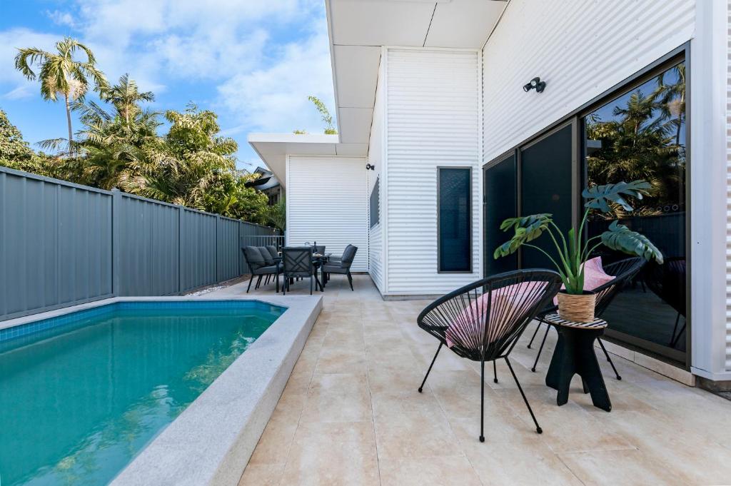 'The White Belle' Poolside Paradise at Fannie Bay photo 3