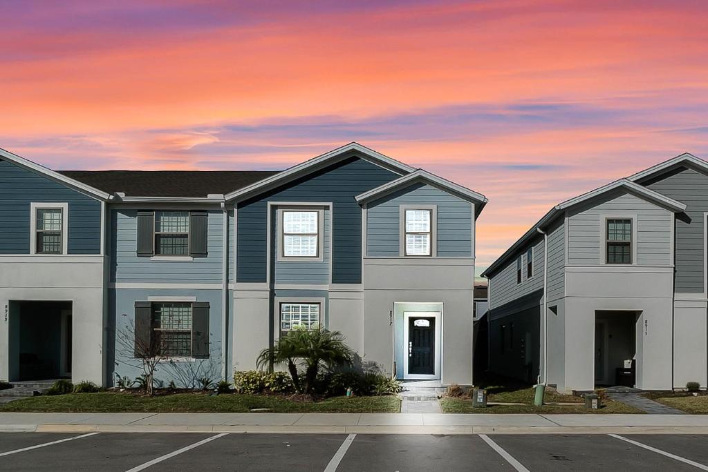 5 Bedrooms - 4,5 Bathrooms - Windsor At Westside 8917 Sa image