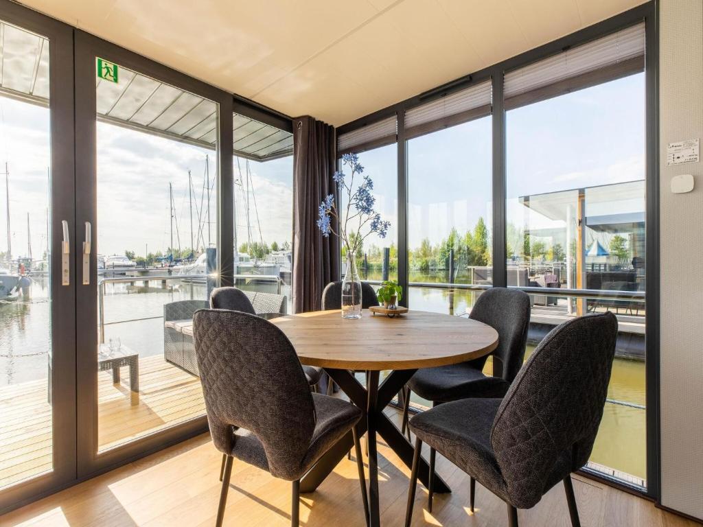 Comfortable houseboat in Marina Volendam photo 2