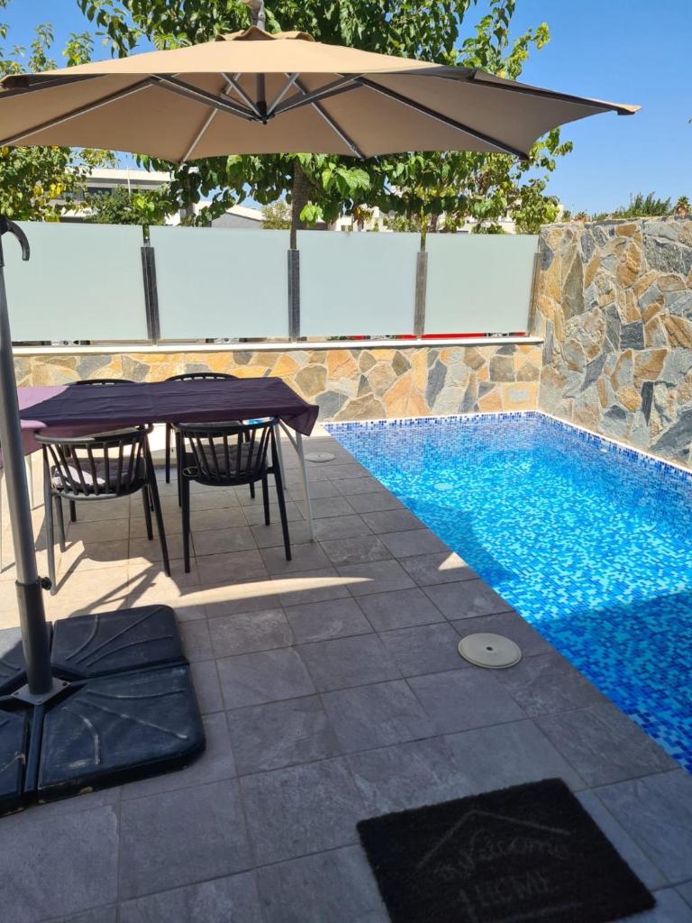LUXURY 3 BED, 2 BATH DETACHED VILLA, PRIME LOCATION, ONLY 400 MTRS TO THE BEACH photo 3
