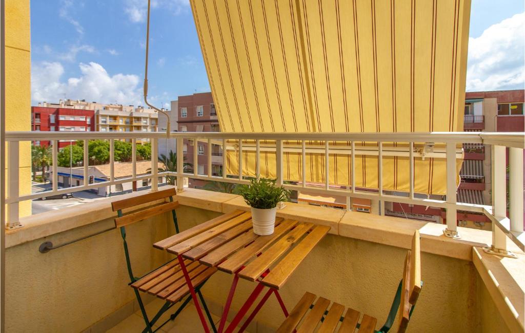 Amazing Apartment In Elche With 3 Bedrooms