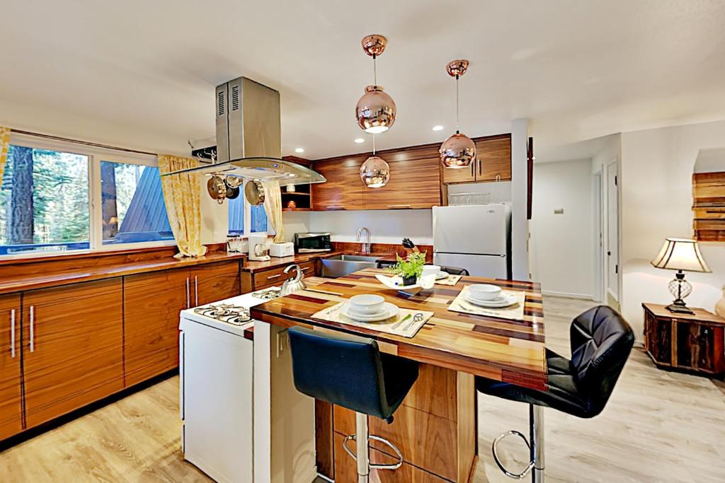 Charming Lake Tahoe Cabin photo 2
