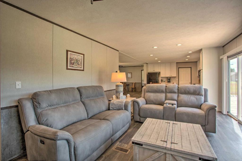 Family-Friendly Madill Home Peaceful Setting photo 4