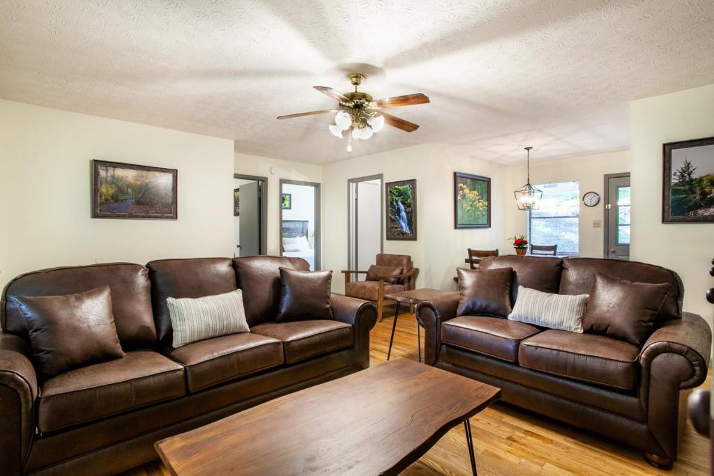 Hopp On Inn Secluded 3BR Home photo 2