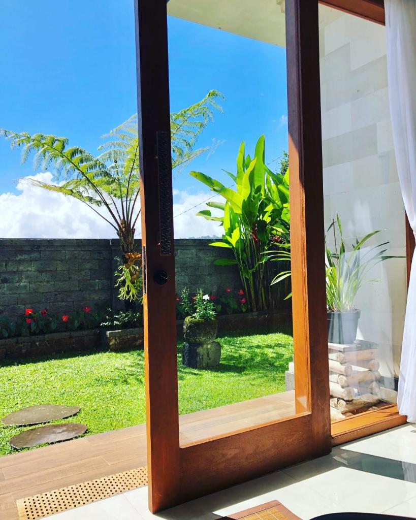 BUYAN LODGE lake view villa photo 3