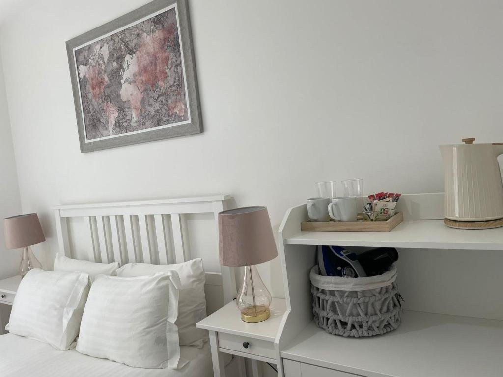 CityBreaks Rooms with Free Parking - Tap to explore photos