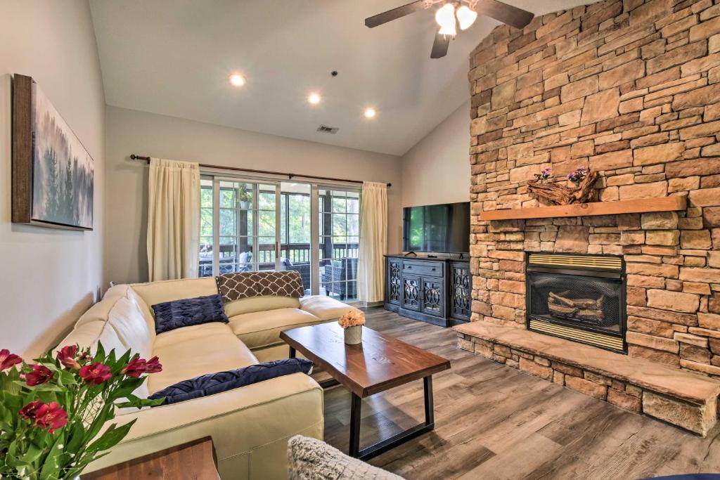 Sunny Clayton Condo on Kingwood Golf Course! photo 3