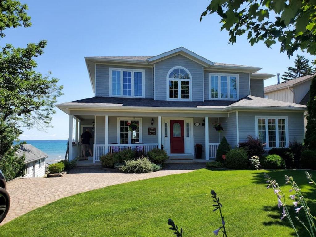Waterfront Cottage on Georgian Bay w Hot Tub photo 4