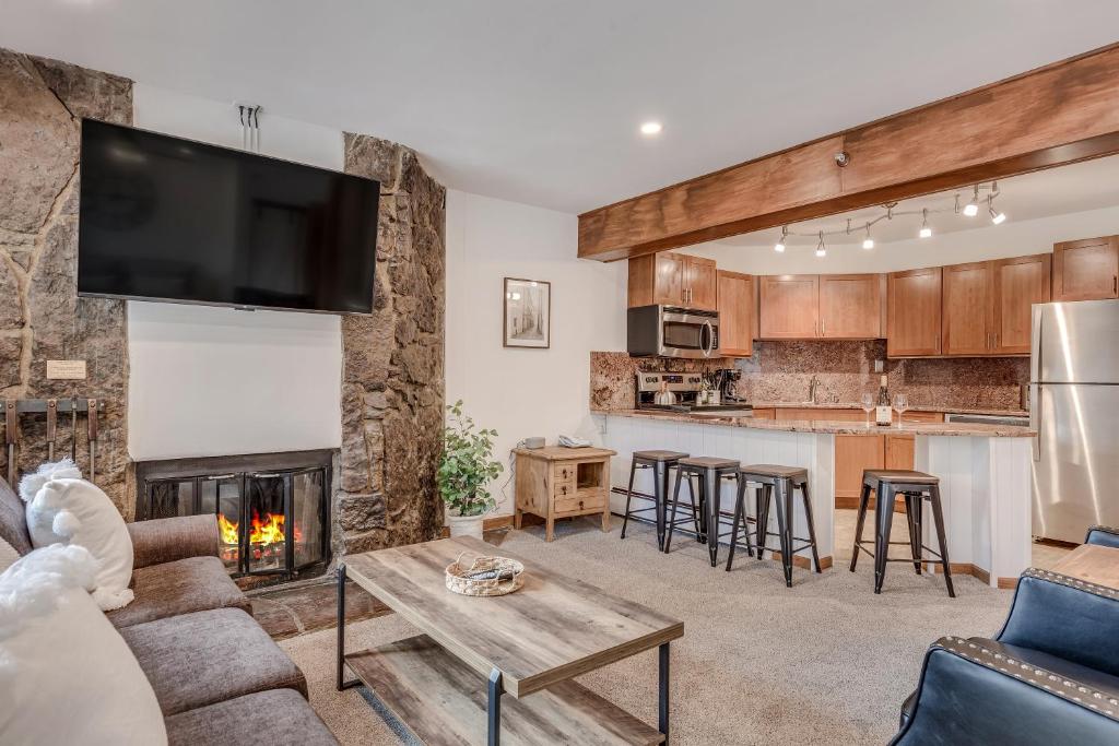 Laurelwood Condominiums 102 image